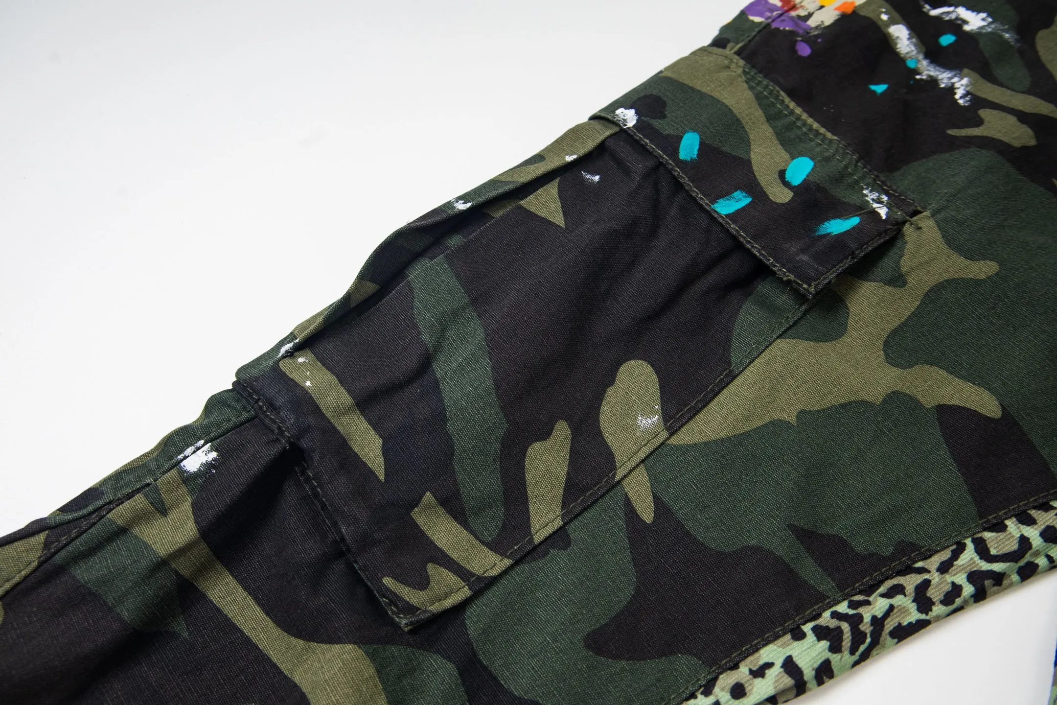 P250 Chrome Hearts Gallery 2025 new camouflage stitching multi-pocket couple bootcut jeans are a hot trend this season and are sought after by countless celebrities and fashionistas. The neat details of the cutting process add color to the playful fashion! The neat and meticulous design, and the well-fitting structure is unique. The upper body not only has outstanding recognition, but also looks younger and younger. A style with the ultimate wearing meaning and performance, gorgeous color matching, and the craftsmanship of this style is also extremely extraordinary. After the finished product is washed, it is disassembled and hand-made with sheepskin cross leather and then spliced ​​together to complete. The whole piece has too many craftsmanship to describe. It is decorated with patchwork cross flowers and high-waisted washed jeans! ! Absolutely high-end luxury product, a god-level single product, a super popular product, made by top heavy industry, a magic weapon that cannot be missed to hit the streets. Style number: 1846 Size: 28 30 32 34 36 Color: camouflage